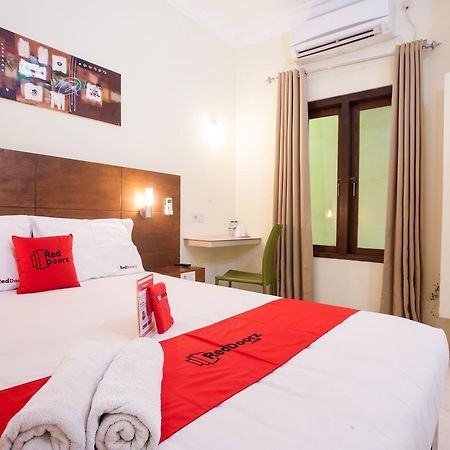 Reddoorz Near Marvel City Mall Wonocolo Екстер'єр фото
