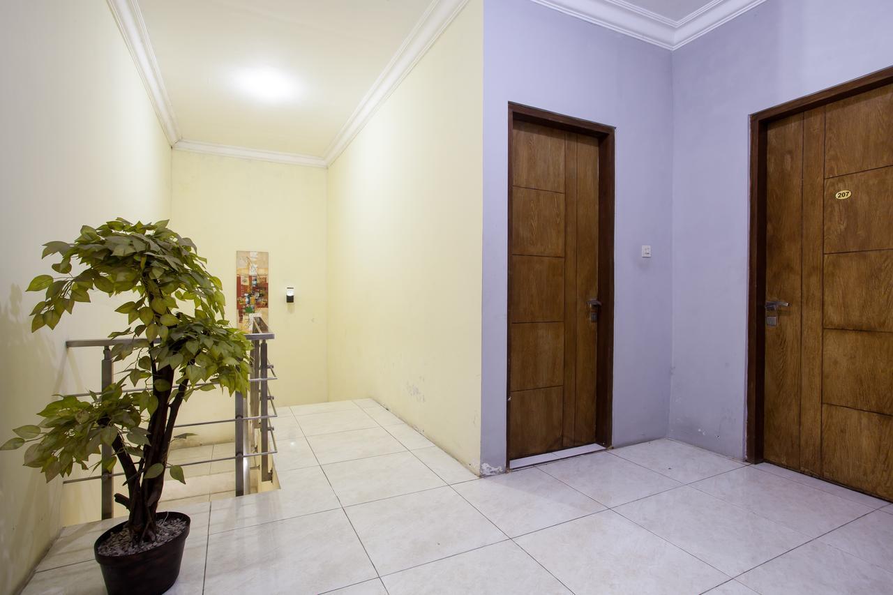 Reddoorz Near Marvel City Mall Wonocolo Екстер'єр фото