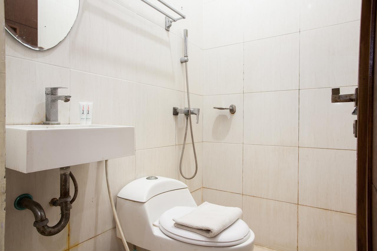 Reddoorz Near Marvel City Mall Wonocolo Екстер'єр фото