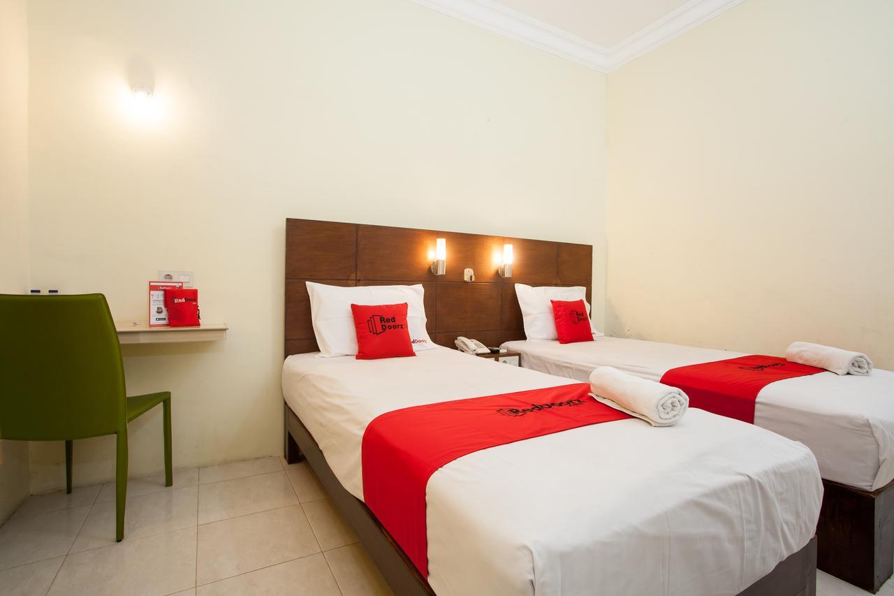 Reddoorz Near Marvel City Mall Wonocolo Екстер'єр фото