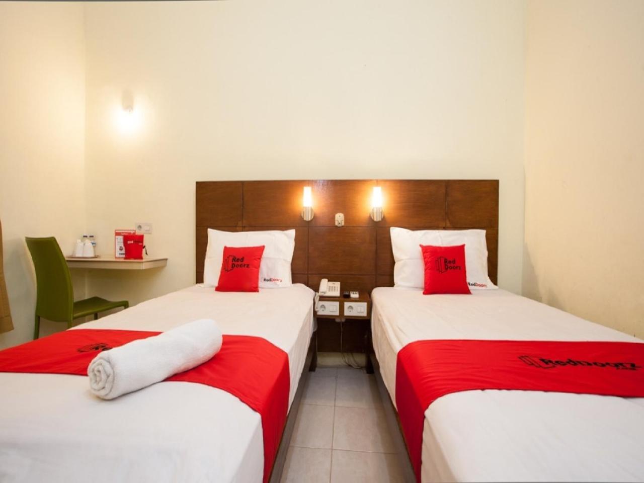 Reddoorz Near Marvel City Mall Wonocolo Екстер'єр фото