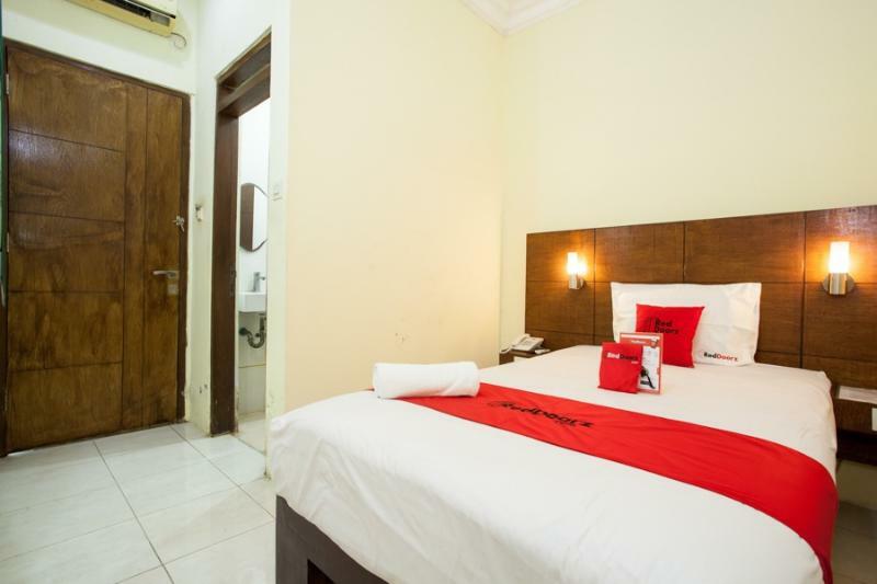 Reddoorz Near Marvel City Mall Wonocolo Екстер'єр фото